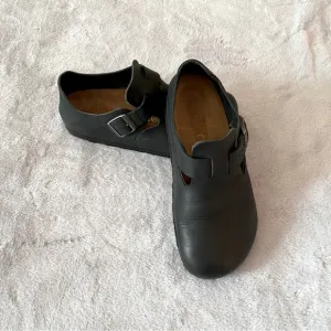 Birkenstock London black leather close -toe clogs