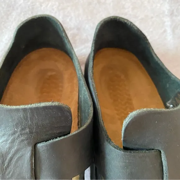 Birkenstock London black leather close -toe clogs