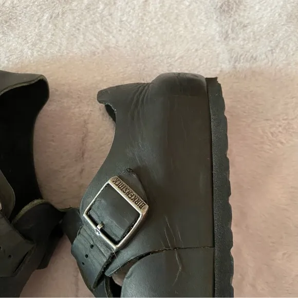 Birkenstock London black leather close -toe clogs