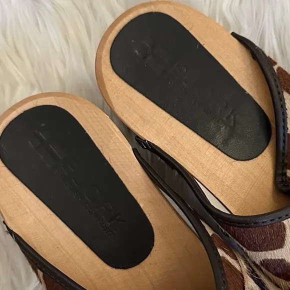 BJÖRK 41 / 10 NEW Safari Wood Open Back Giraffe Clogs • Leather Animal Print