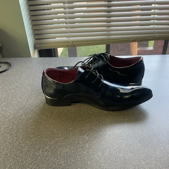 Black Patent Leather Oxfords with Sleek Silhouette
