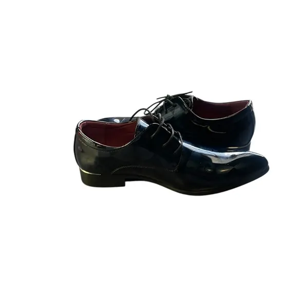 Black Patent Leather Oxfords with Sleek Silhouette