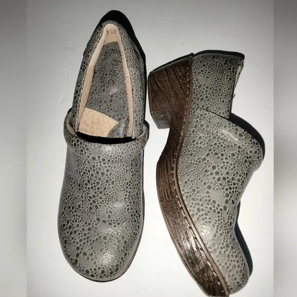 B.O.C Born Concepts (Size 9.5) Gray Embossed Lehane Slip-on Chunky Heel Clogs