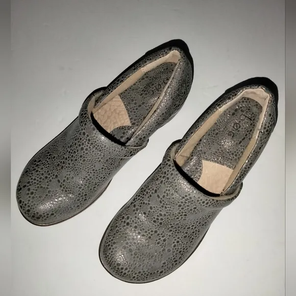 B.O.C Born Concepts (Size 9.5) Gray Embossed Lehane Slip-on Chunky Heel Clogs