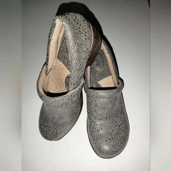 B.O.C Born Concepts (Size 9.5) Gray Embossed Lehane Slip-on Chunky Heel Clogs
