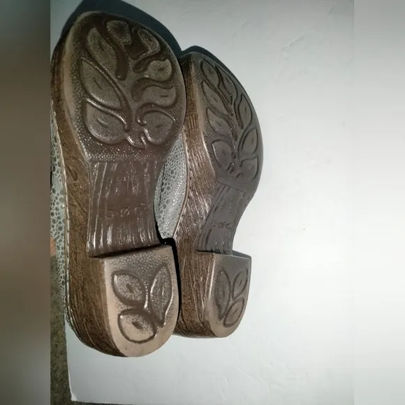 B.O.C Born Concepts (Size 9.5) Gray Embossed Lehane Slip-on Chunky Heel Clogs