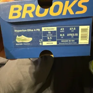 Brooks Hyperion Elite 4 in Cream and Blue