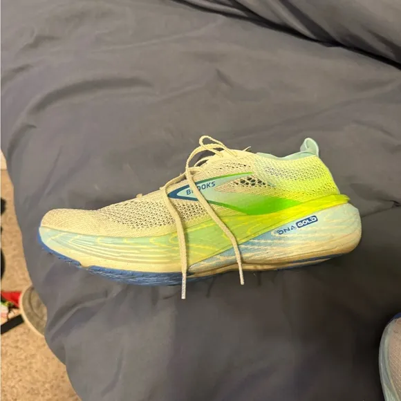 Brooks Hyperion Elite 4 in Cream and Blue