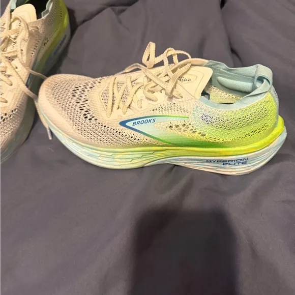 Brooks Hyperion Elite 4 in Cream and Blue