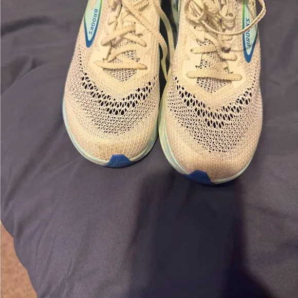 Brooks Hyperion Elite 4 in Cream and Blue