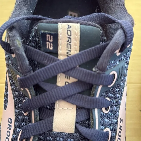 BROOKS WOMEN ADRENALINE GTS 22 RUNNING TRAINING ATHLETIC SHOE NAVY PINK SIZE 9.5