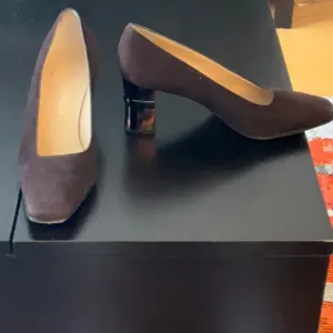 Brown Block Heel Pumps with Pointed Toe