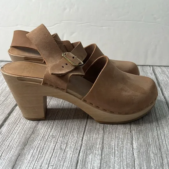 Bryr Emma Closed Toe Clogs in Natural High Heel
