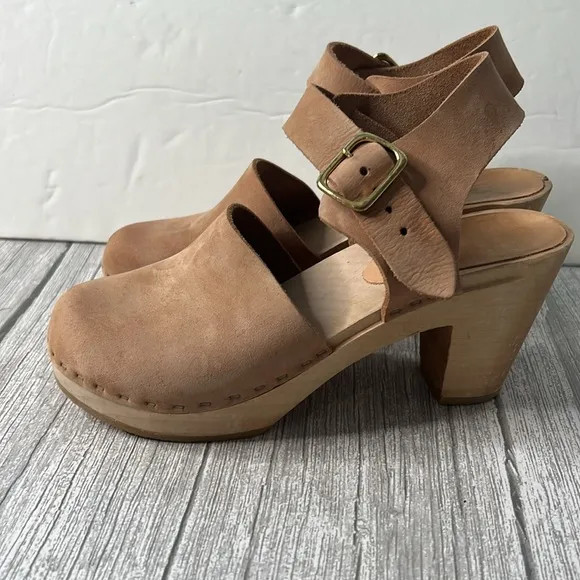 Bryr Emma Closed Toe Clogs in Natural High Heel