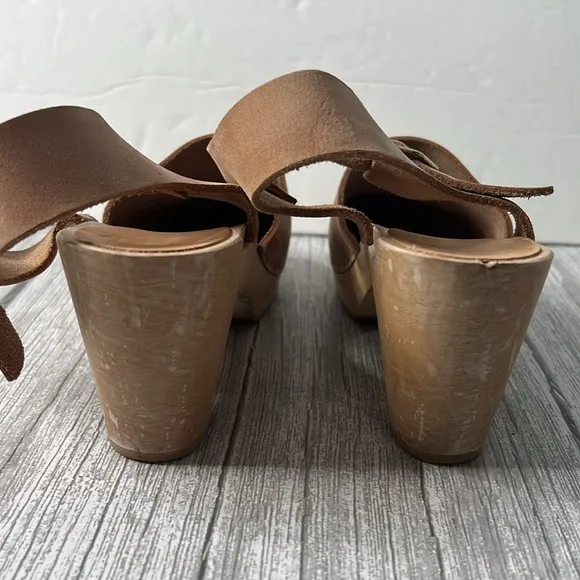 Bryr Emma Closed Toe Clogs in Natural High Heel