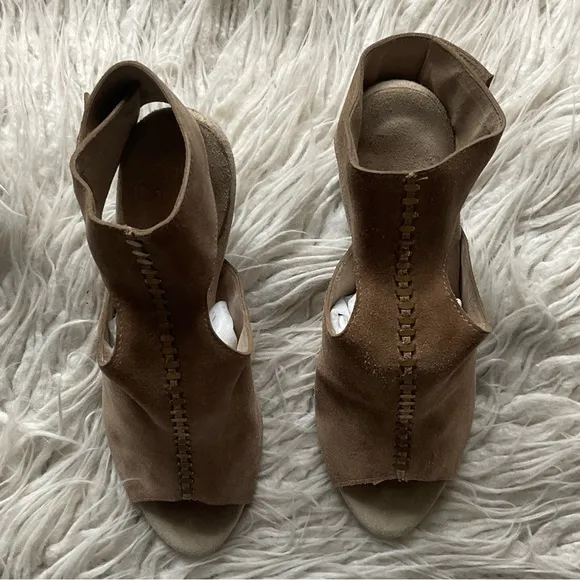 Calleen Cordero Tan Brown Suede Gold Studded Open Toe Block Heel Sandals Sz 6.5