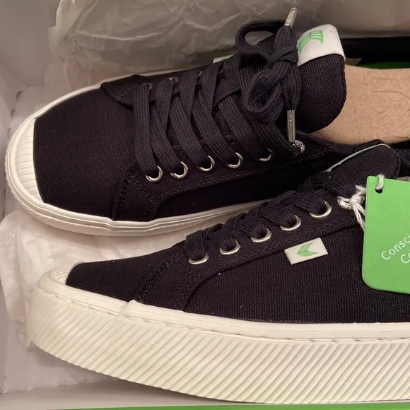 Cariuma Black Canvas OCA Low Top Unisex Men 8/Women 9.5 New Sustainable