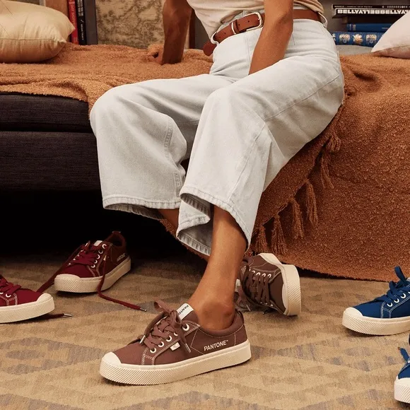 CARIUMA Low Top Pantone Cacao Nibs Canvas Sneaker