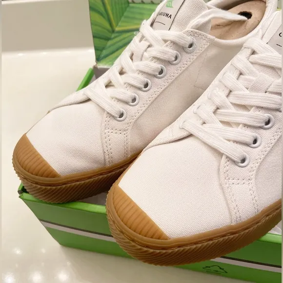 Cariuma OCA Gum Off-White Canvas Sneaker Unisex 10.5 Men/12 Women New