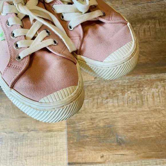 Cariuma Oca Low Canvas Sneakers in Rose