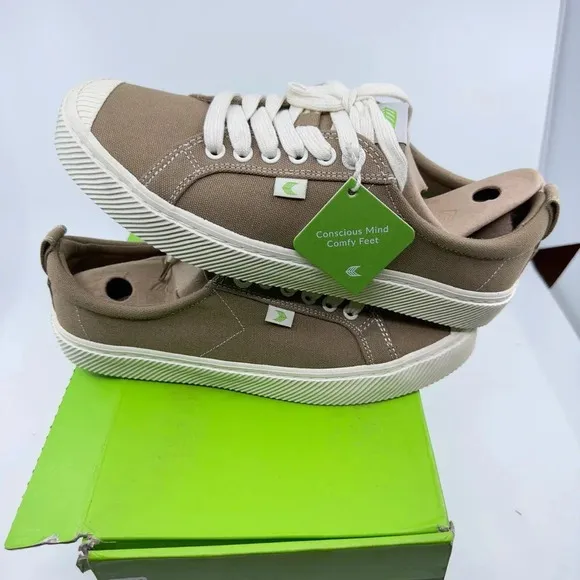 Cariuma Oca Low Contrast Thread Sneaker Shoe Burnt Sand Canvas 8 Mens 9.5 Womens
