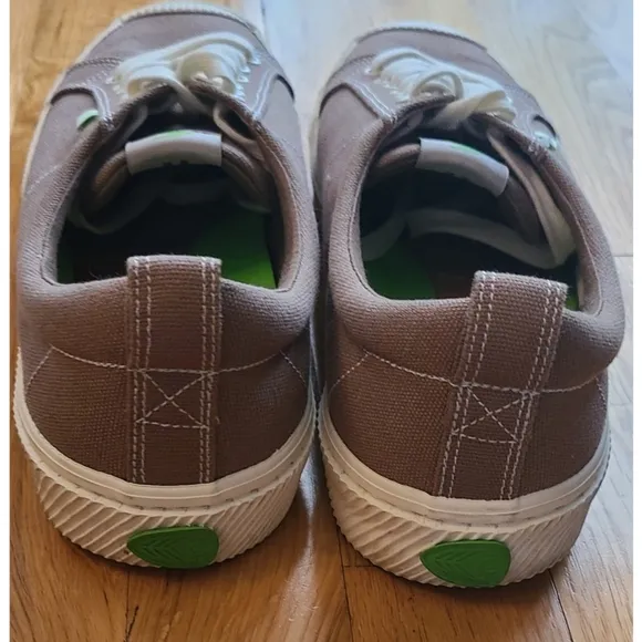 Cariuma OCA Low Sand Contrast Thread Canvas Sneaker Size 10.5 Women Men 9