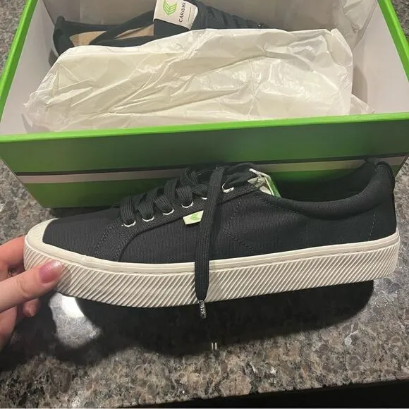 Cariuma OCA LOW Black Canvas M9.5/W11