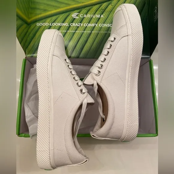 Cariuma Off White Canvas OCA Low Top Sneaker Unisex Women 7/Men 5.5 New