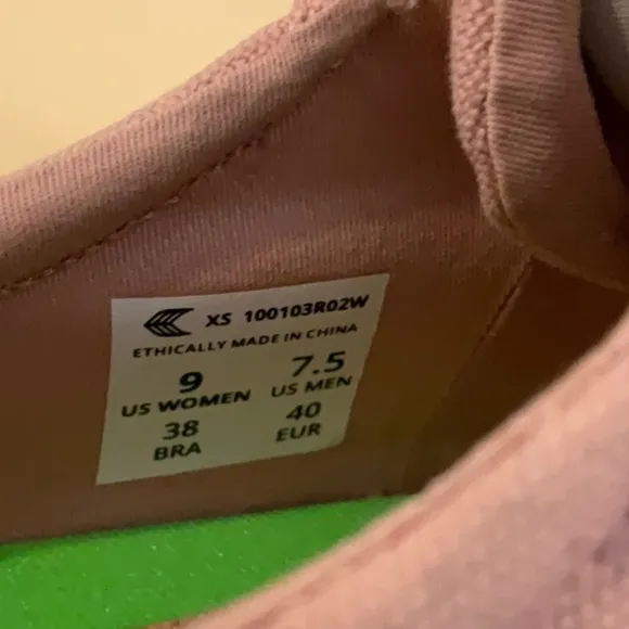 Cariuma pink Canvas