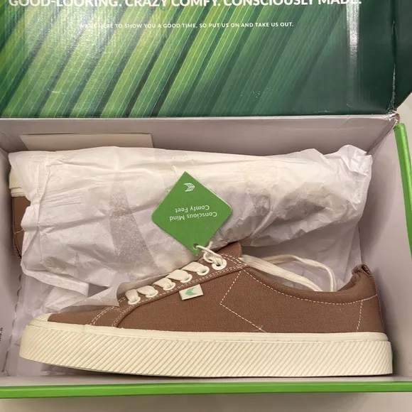 Cariuma Sand Contrast Thread Canvas OCA Low Top Sneakers Women 9.5/Men 8 New