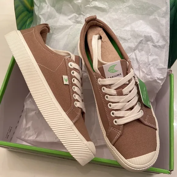 Cariuma Sand Contrast Thread Canvas OCA Low Top Sneakers Women 9.5/Men 8 New