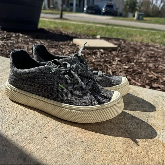 Cariuma Stone Grey IBI Low Knit Sneaker Women's Size 7.5