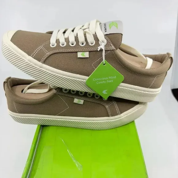 Cariuma Unisex Oca Low Contrast Thread Sneaker Shoe Burnt Sand Canvas Mens 9