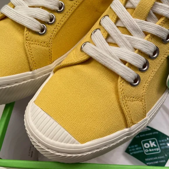 Cariuma Yellow Canvas OCA Low Top Unisex Men 8/Women 9.5 New Sustainable