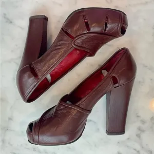 Chloé leather peep-toe block heels w/cutouts, 4” heel, brown w/red int, 37