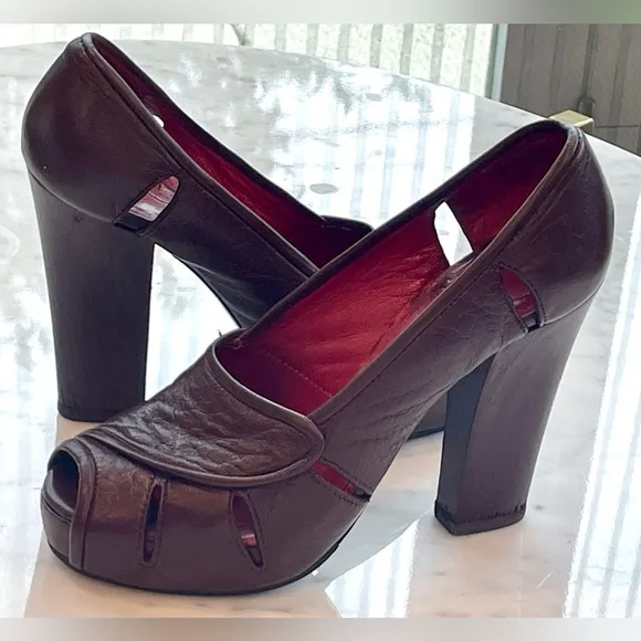 Chloé leather peep-toe block heels w/cutouts, 4” heel, brown w/red int, 37