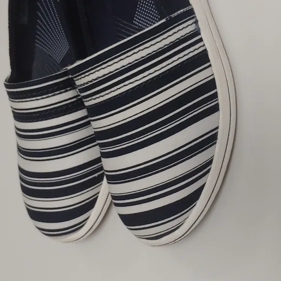 Clarks Cloudsteppers Navy/White Slip On Canvas Comfort Flats.  Washable. Size 8