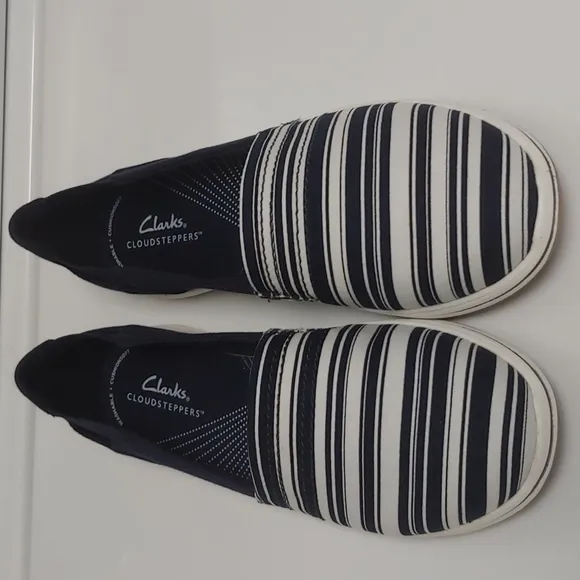 Clarks Cloudsteppers Navy/White Slip On Canvas Comfort Flats.  Washable. Size 8
