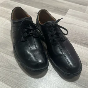 CLARKS Men’s black leather oxfords size 10.5