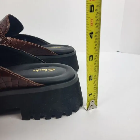 CLARKS STAYSO FREE BROWN CROC SLIDES MULES SHOES LEATHER 7.5 M