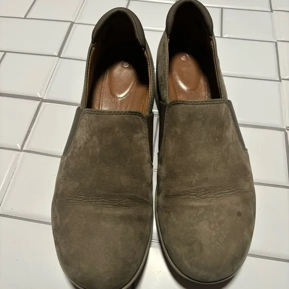 Clarks Un Adorn Step Unstructured Leather Slip-on