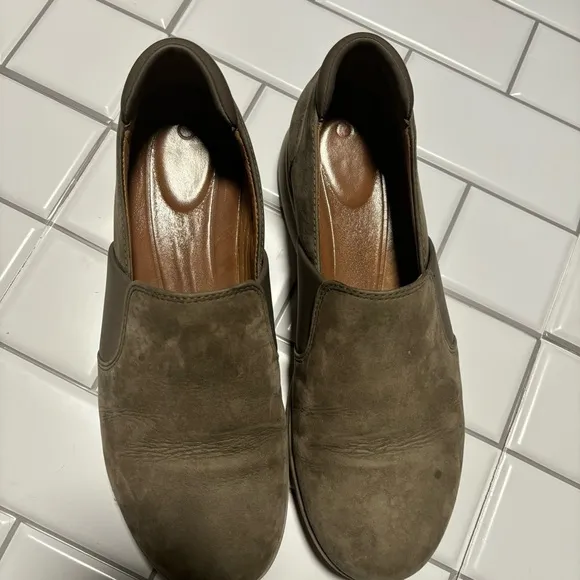 Clarks Un Adorn Step Unstructured Leather Slip-on