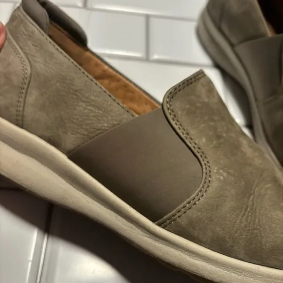 Clarks Un Adorn Step Unstructured Leather Slip-on