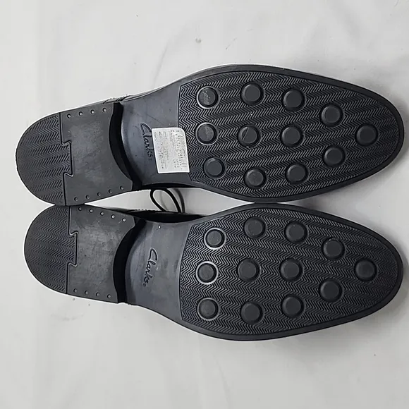 CLARKS WHIDDON CAP BLACK LEATHER GRIPPY RUBBER SOLE DERBYS MEN'S 7 NWOB ELEGANT