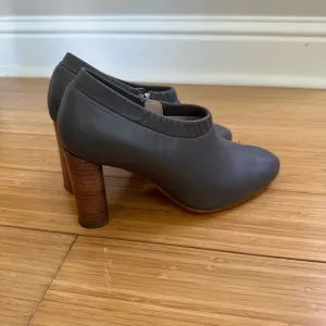 CLARKS Women's Grace Lola Bootie Grey Leather Size 6