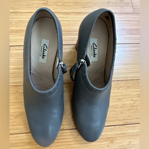 CLARKS Women's Grace Lola Bootie Grey Leather Size 6