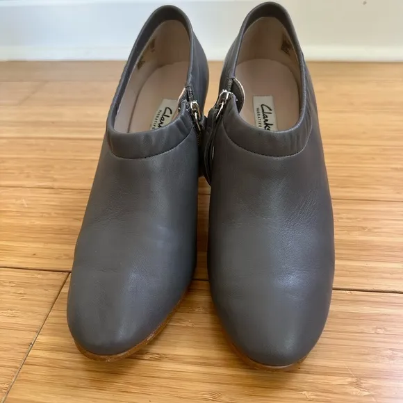 CLARKS Women's Grace Lola Bootie Grey Leather Size 6