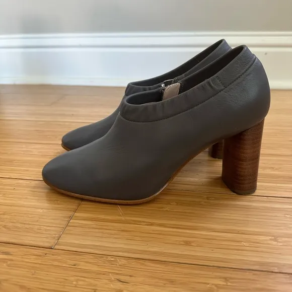 CLARKS Women's Grace Lola Bootie Grey Leather Size 6