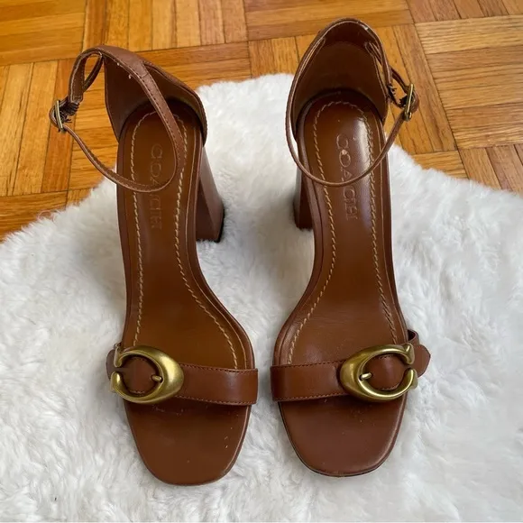 COACH buckle “C” high Block Heels size 6