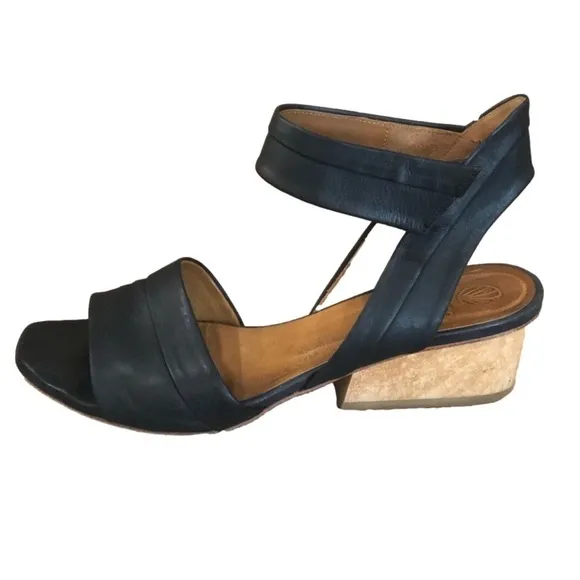 COCLICO black leather sandals with block heel. Made in Spain. Size 37.5 (6.5 US)